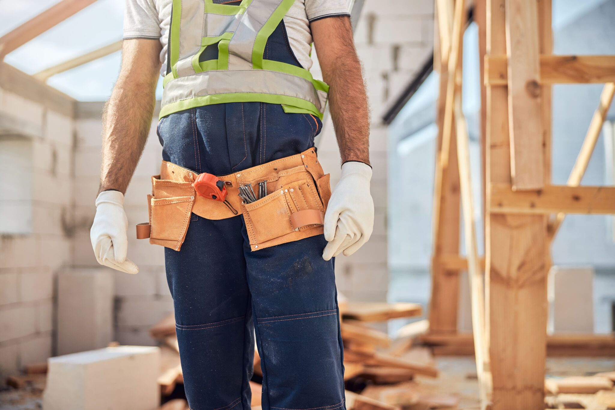 Ouvrier avec ceinture à outils sur chantier