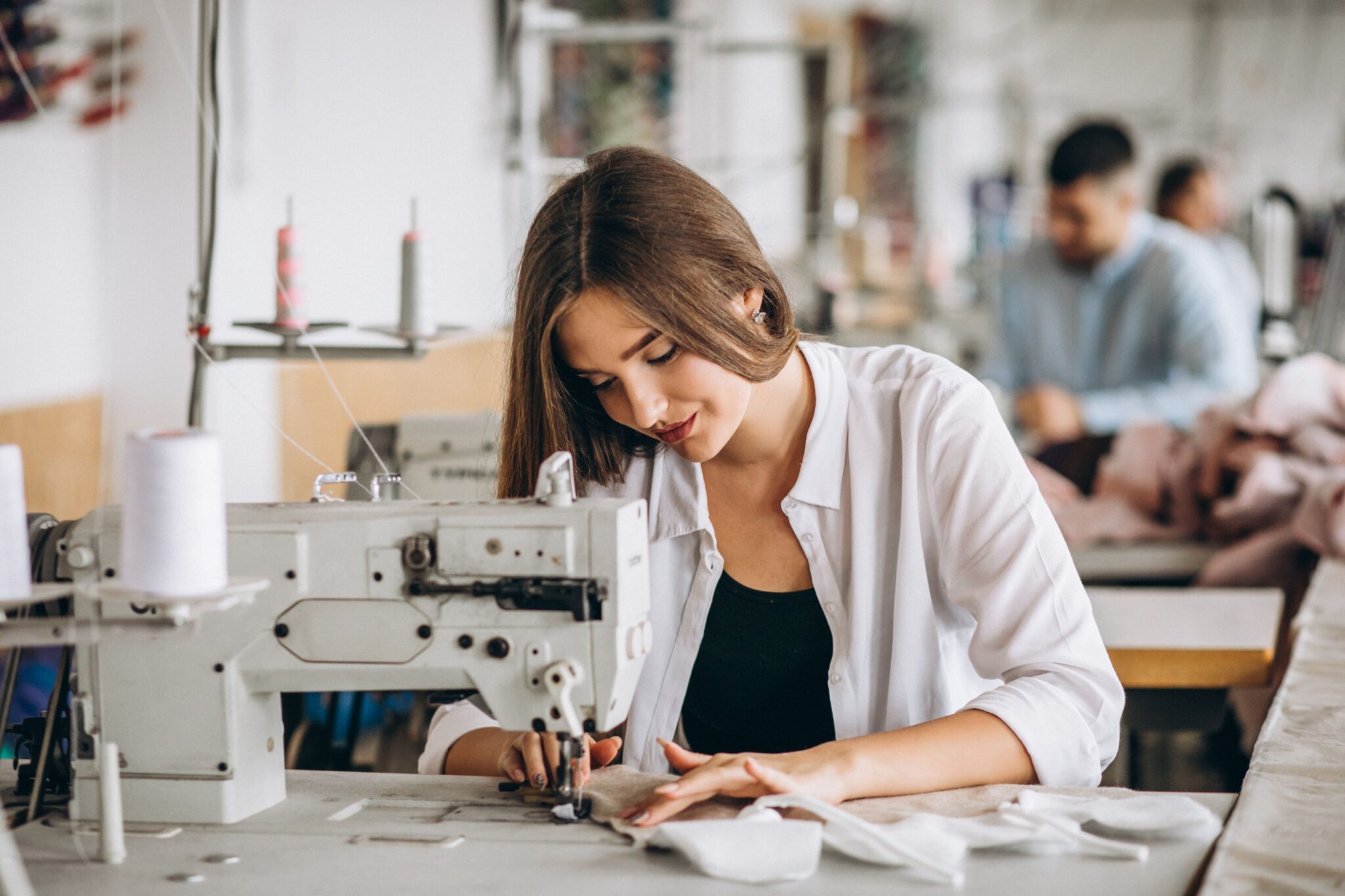 Femme cousant avec une machine à coudre industrielle