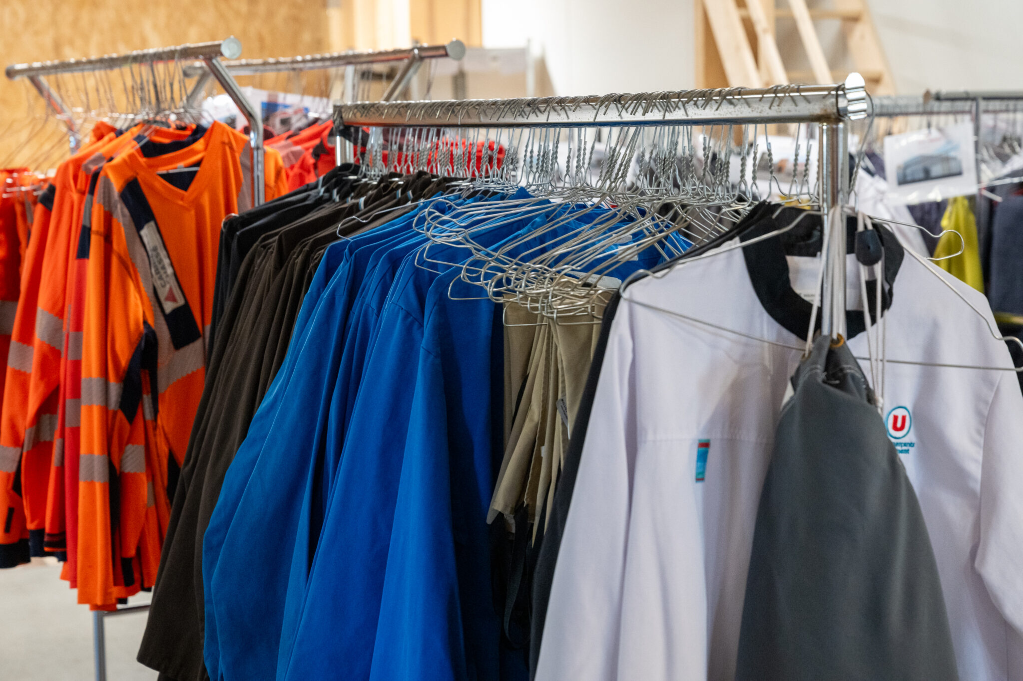 Vêtements de travail suspendus sur des cintres métalliques
