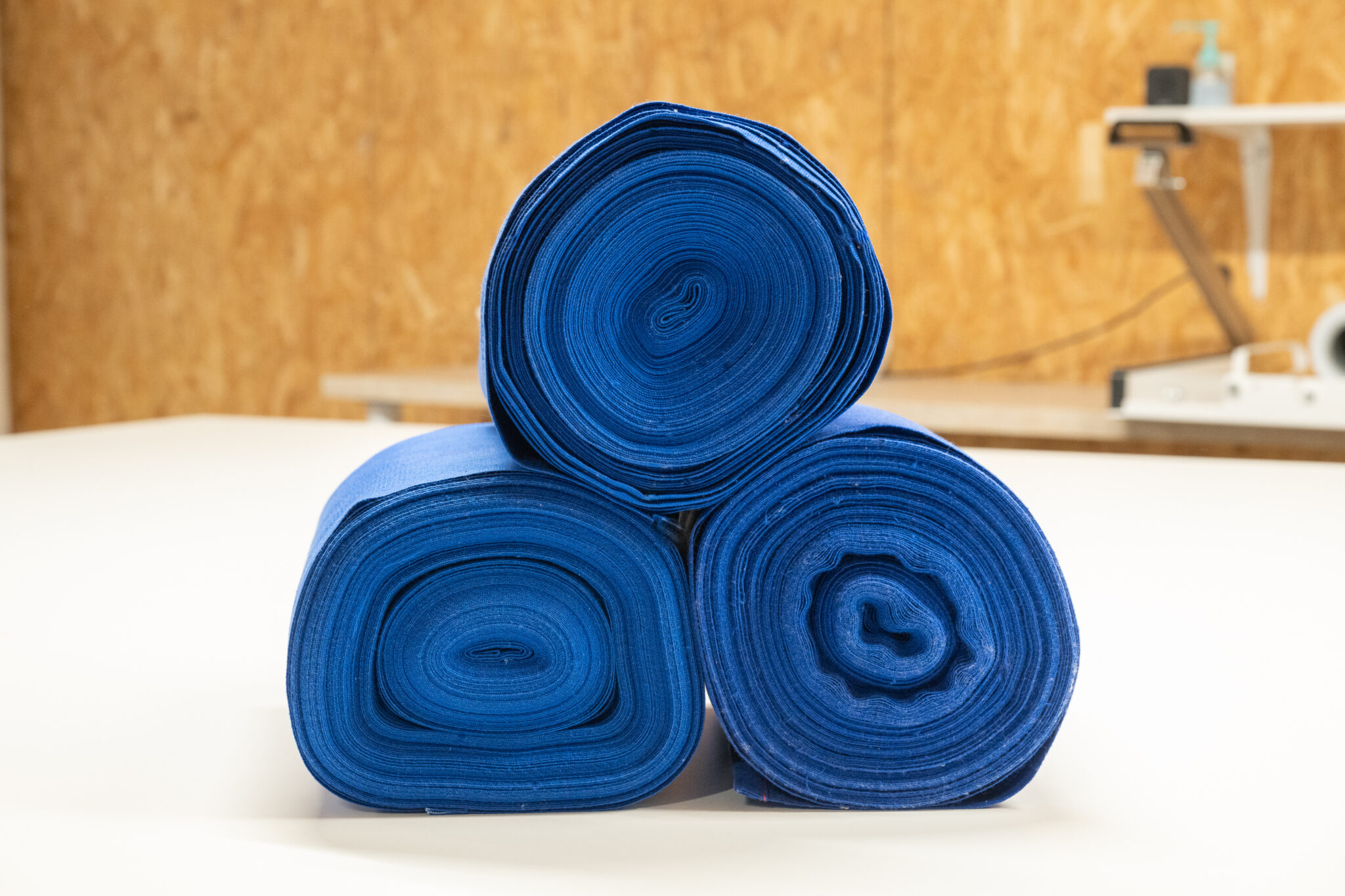 Trois rouleaux de tissu bleu empilés