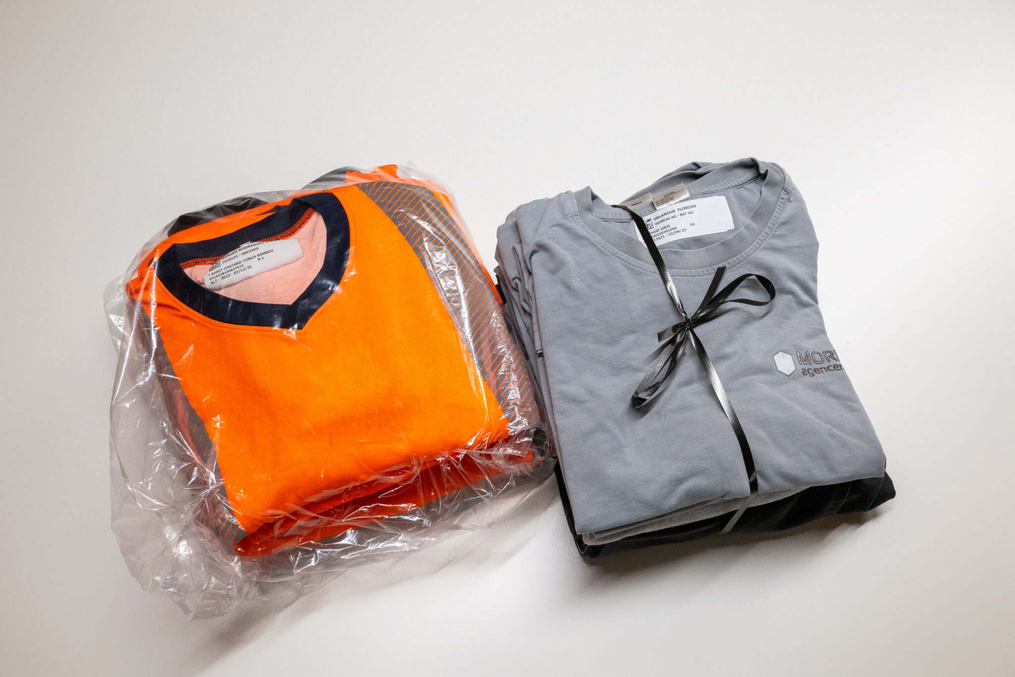 Deux lots de vêtements pliés et emballés