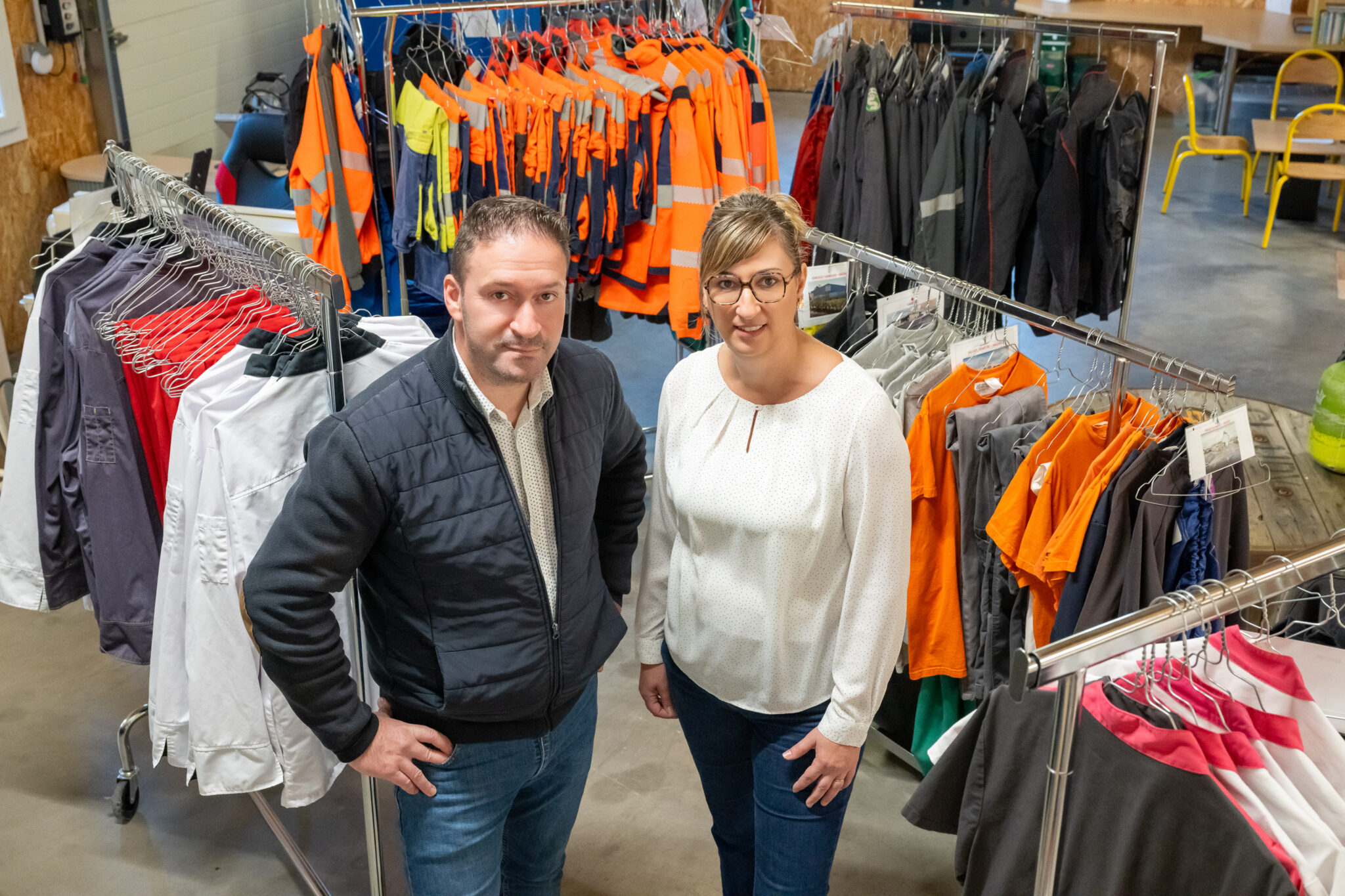 Deux personnes dans un local de vêtements professionnels
