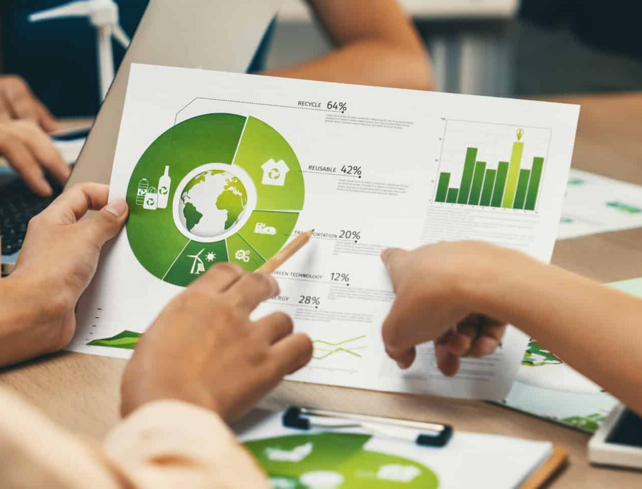 Personnes analysant des graphiques écologiques en réunion.